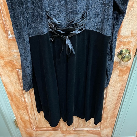 Her Universe 2X The Witcher Yennefer Velvet Hi-Low Waistcoat Plus Size - Picture 6 of 7